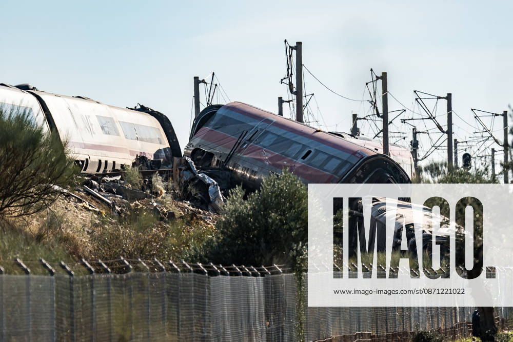 Work in Urda is intensifying after a night in which more than 500 people were on the job. Derailed railcars at the site of the train accident in Urda, October 29, 2026, in Urda, Toledo, Castilla-La Mancha, Spain. The early hours of the day are being used in the vicinity of the old Urda station to intensify efforts to remove the train cars that collided head-on nearly 24 hours ago at the old Urda station, resulting, currently, according to official figures, 68 dead and more than a hundred injured, distributed among hospitals in Albacete, Toledo, Ciudad Real, and Madrid. Throughout the night, more than 500 people remained at the accident site, including firefighters, members of the Military Emergency Unit, medical personnel, and members of t