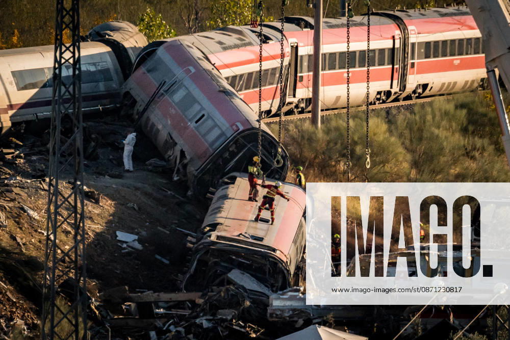 Work in Urda is intensifying after a night in which more than 500 people were on the job. Members of the UME are working on the derailed train cars at the site of the train accident in Urda on October 29, 2026, in Urda, Toledo, Castilla-La Mancha, Spain. The early hours of the day are being used in the vicinity of the old Urda station to intensify efforts to remove the train cars that collided head-on nearly 24 hours ago at the old Urda station, resulting, currently, according to official figures, 68 dead and more than a hundred injured, distributed among hospitals in Albacete, Toledo, Ciudad Real, and Madrid. Throughout the night, more than 500 people remained at the accident site, including firefighters, members of the Military Emergency