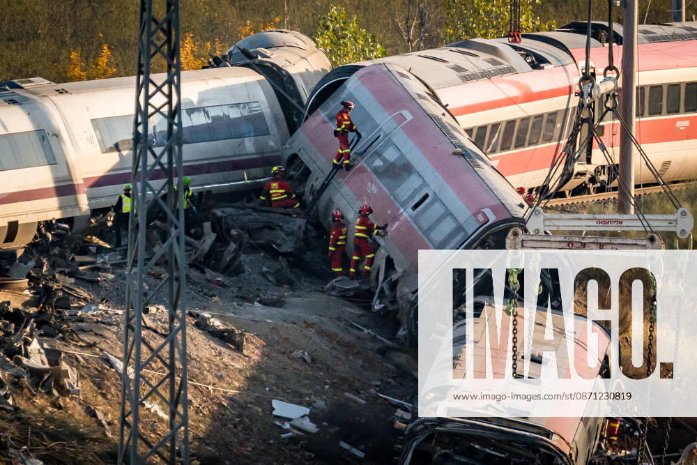 Work in Urda is intensifying after a night in which more than 500 people were on the job. Members of the UME are working on the derailed train cars at the site of the train accident in Urda on October 29, 2026, in Urda, Toledo, Castilla-La Mancha, Spain. The early hours of the day are being used in the vicinity of the old Urda station to intensify efforts to remove the train cars that collided head-on nearly 24 hours ago at the old Urda station, resulting, currently, according to official figures, 68 dead and more than a hundred injured, distributed among hospitals in Albacete, Toledo, Ciudad Real, and Madrid. Throughout the night, more than 500 people remained at the accident site, including firefighters, members of the Military Emergency