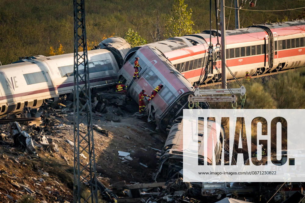 Work in Urda is intensifying after a night in which more than 500 people were on the job. Members of the UME are working on the derailed train cars at the site of the train accident in Urda on October 29, 2026, in Urda, Toledo, Castilla-La Mancha, Spain. The early hours of the day are being used in the vicinity of the old Urda station to intensify efforts to remove the train cars that collided head-on nearly 24 hours ago at the old Urda station, resulting, currently, according to official figures, 68 dead and more than a hundred injured, distributed among hospitals in Albacete, Toledo, Ciudad Real, and Madrid. Throughout the night, more than 500 people remained at the accident site, including firefighters, members of the Military Emergency