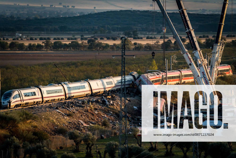Work in Urda is intensifying after a night in which more than 500 people were on the job. Several cranes are working at the site of the train accident in Urda on October 29, 2026, in Urda, Toledo, Castilla-La Mancha, Spain. The early hours of the day are being used in the vicinity of the old Urda station to intensify efforts to remove the train cars that collided head-on nearly 24 hours ago at the old Urda station, resulting, so far, according to official figures, 68 dead and more than a hundred injured, who have been taken to hospitals in Albacete, Toledo, Ciudad Real, and Madrid. Throughout the night, more than 500 people remained at the accident site, including firefighters, members of the Military Emergency Unit, medical personnel, and
