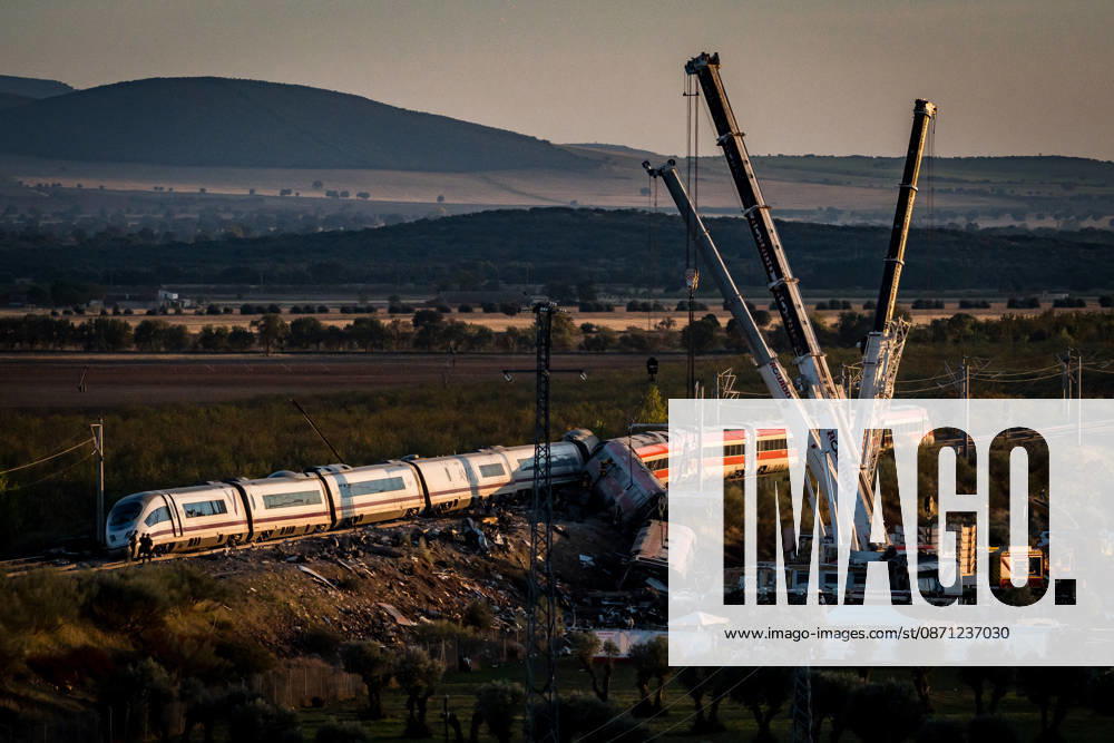 Work in Urda is intensifying after a night in which more than 500 people were on the job. Several cranes are working at the site of the train accident in Urda on October 29, 2026, in Urda, Toledo, Castilla-La Mancha, Spain. The early hours of the day are being used in the vicinity of the old Urda station to intensify efforts to remove the train cars that collided head-on nearly 24 hours ago at the old Urda station, resulting, so far, according to official figures, 68 dead and more than a hundred injured, who have been taken to hospitals in Albacete, Toledo, Ciudad Real, and Madrid. Throughout the night, more than 500 people remained at the accident site, including firefighters, members of the Military Emergency Unit, medical personnel, and
