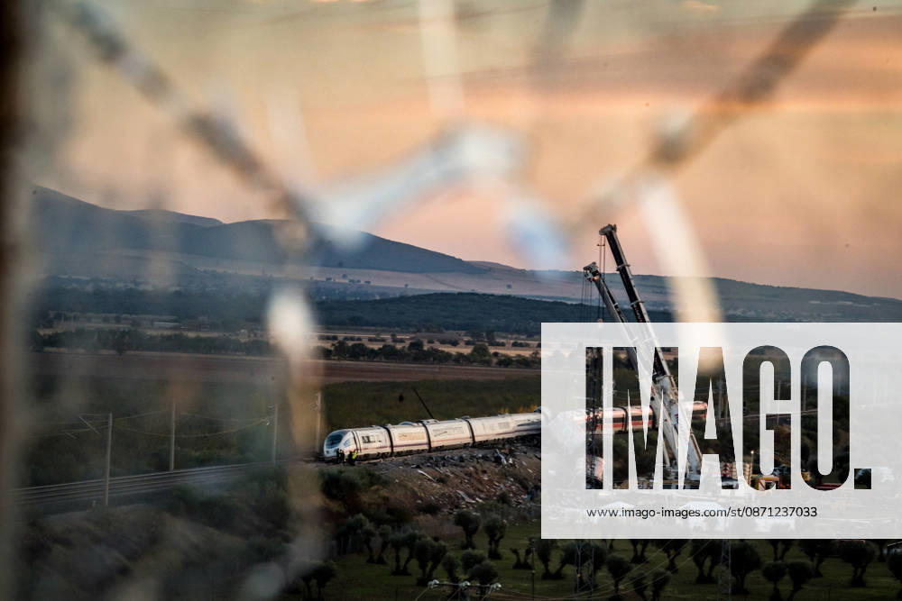 Work in Urda is intensifying after a night in which more than 500 people were on the job. Several cranes are working at the site of the train accident in Urda on October 29, 2026, in Urda, Toledo, Castilla-La Mancha, Spain. The early hours of the day are being used in the vicinity of the old Urda station to intensify efforts to remove the train cars that collided head-on nearly 24 hours ago at the old Urda station, resulting, so far, according to official figures, 68 dead and more than a hundred injured, who have been taken to hospitals in Albacete, Toledo, Ciudad Real, and Madrid. Throughout the night, more than 500 people remained at the accident site, including firefighters, members of the Military Emergency Unit, medical personnel, and