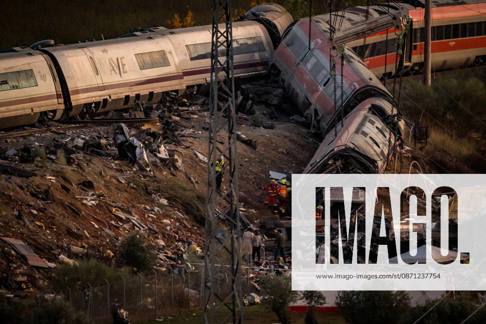 Work in Urda is intensifying after a night in which more than 500 people were on the job. Members of the UME are working on the derailed train cars at the site of the train accident in Urda on October 29, 2026, in Urda, Toledo, Castilla-La Mancha, Spain. The early hours of the day are being used in the vicinity of the old Urda station to intensify efforts to remove the train cars that collided head-on nearly 24 hours ago at the old Urda station, resulting, so far, according to official figures, 68 dead and more than a hundred injured, distributed among hospitals in Albacete, Toledo, Ciudad Real, and Madrid. Throughout the night, more than 500 people remained at the accident site, including firefighters, members of the Military Emergency Un