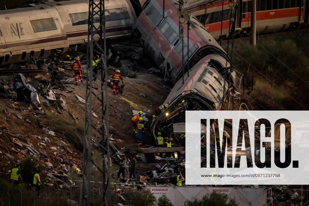 Work in Urda is intensifying after a night in which more than 500 people were on the job. Members of the UME are working on the derailed train cars at the site of the train accident in Urda on October 29, 2026, in Urda, Toledo, Castilla-La Mancha, Spain. The early hours of the day are being used in the vicinity of the old Urda station to intensify efforts to remove the train cars that collided head-on nearly 24 hours ago at the old Urda station, resulting, so far, according to official figures, 68 dead and more than a hundred injured, distributed among hospitals in Albacete, Toledo, Ciudad Real, and Madrid. Throughout the night, more than 500 people remained at the accident site, including firefighters, members of the Military Emergency Un