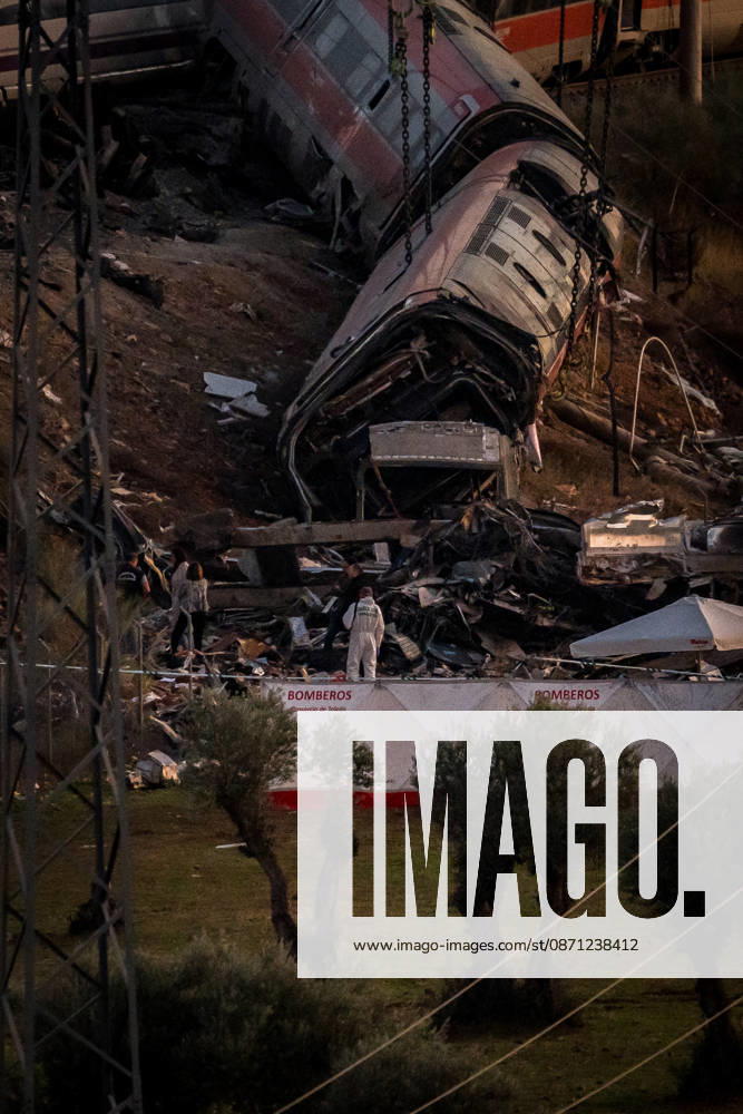 Work in Urda is intensifying after a night in which more than 500 people were on the job. Several crews are working on the derailed train cars at the site of the train accident in Urda on October 29, 2026, in Urda, Toledo, Castilla-La Mancha, Spain. The early hours of the day are being used in the vicinity of the old Urda station to intensify efforts to remove the train cars that collided head-on nearly 24 hours ago at the old Urda station, resulting, so far, according to official figures, of 68 dead and more than a hundred injured, who have been taken to hospitals in Albacete, Toledo, Ciudad Real, and Madrid. Throughout the night, more than 500 people remained at the accident site, including firefighters, members of the Military Emergency