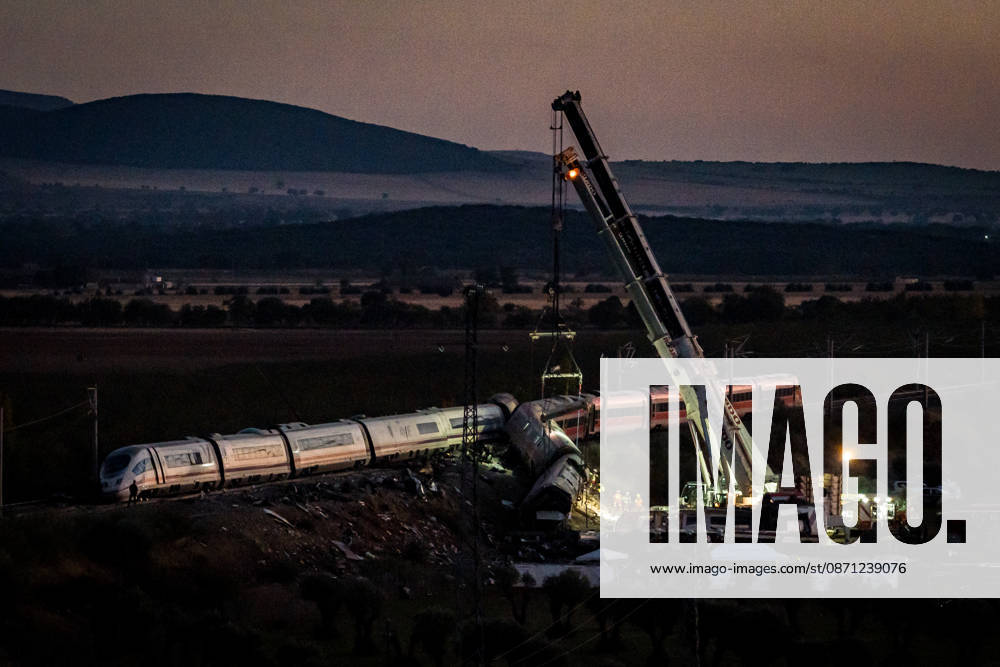 Work in Urda is intensifying after a night in which more than 500 people were on the job. Several cranes are working at the site of the train accident in Urda on October 29, 2026, in Urda, Toledo, Castilla-La Mancha, Spain. The early hours of the day are being used in the vicinity of the old Urda station to intensify efforts to remove the train cars that collided head-on nearly 24 hours ago at the old Urda station, resulting, so far, according to official figures, 68 dead and more than a hundred injured, who have been taken to hospitals in Albacete, Toledo, Ciudad Real, and Madrid. Throughout the night, more than 500 people remained at the accident site, including firefighters, members of the Military Emergency Unit, medical personnel, and