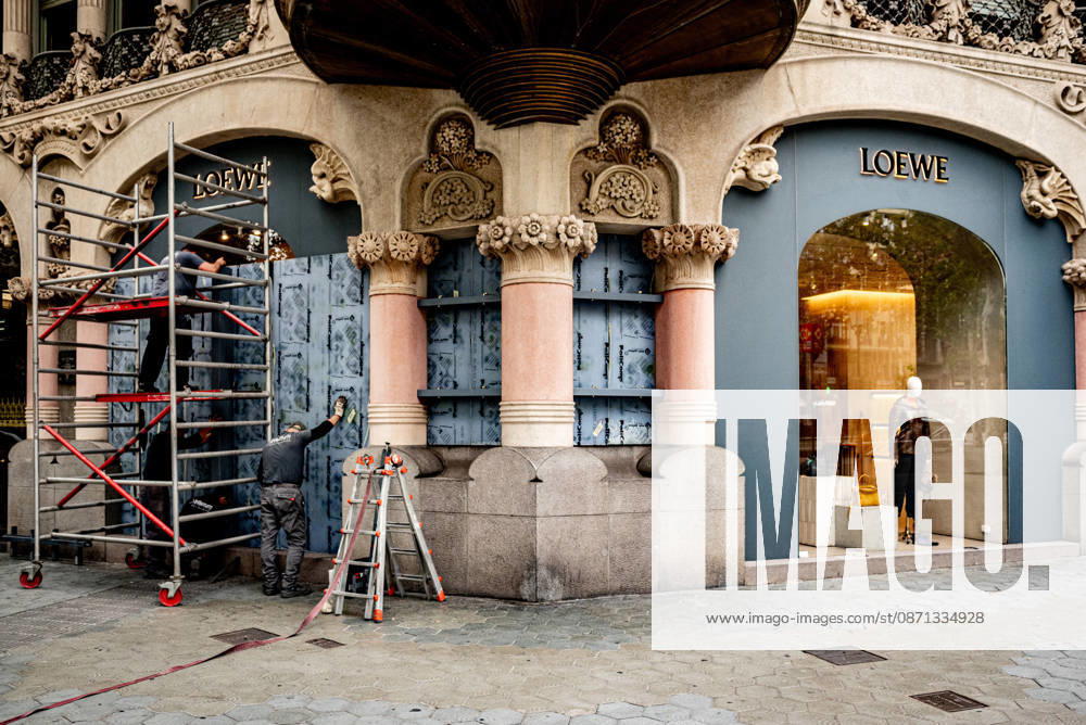 Workers install protective panels on the storefront of a Loewe store on Barcelona s Passeig de Gracia on Friday, ahead of possible demonstrations called by the group Blocus over the Halloween and traditional Catalan Castanyada weekend celebrations. Businesses are taking precautions following riots and looting in Barcelona city centre last week after an online call for a gathering. Barcelona Spain - ZUMAb137 20261030_fap_b137_005