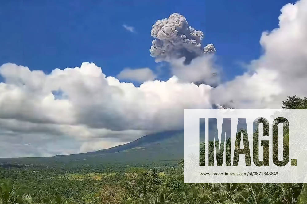 Philippine Mayon Volcano erupted, sending ashes to 3000m high ALBAY, PHILIPPINES - OCTOBER 30: (---- - MANDATORY CREDIT - PHIVOLOCS HANDOUT - NO MARKETING NO ADVERTISING CAMPAIGNS - DISTRIBUTED AS A SERVICE TO CLIENTS----) The Mayon Volcano erupted on October 30 local time, sending grey ashes 3000 meters into the sky, in Malilipot, Albay, Philippines, on October 30, 2026. Authorities have raised the alert to Level 3, indicating an increased possibility of hazardous eruption, following the moderately explosive eruption earlier today. PHIVOLOCS Handout Anadolu Albay Philippines. Editorial use only. Please get in touch for any other usage.