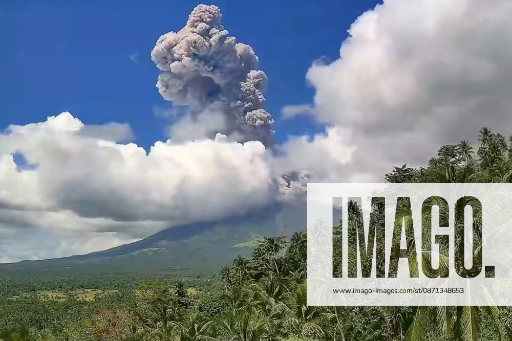 Philippine Mayon Volcano erupted, sending ashes to 3000m high ALBAY, PHILIPPINES - OCTOBER 30: (---- - MANDATORY CREDIT - PHIVOLOCS HANDOUT - NO MARKETING NO ADVERTISING CAMPAIGNS - DISTRIBUTED AS A SERVICE TO CLIENTS----) The Mayon Volcano erupted on October 30 local time, sending grey ashes 3000 meters into the sky, in Malilipot, Albay, Philippines, on October 30, 2026. Authorities have raised the alert to Level 3, indicating an increased possibility of hazardous eruption, following the moderately explosive eruption earlier today. PHIVOLOCS Handout Anadolu Albay Philippines. Editorial use only. Please get in touch for any other usage.