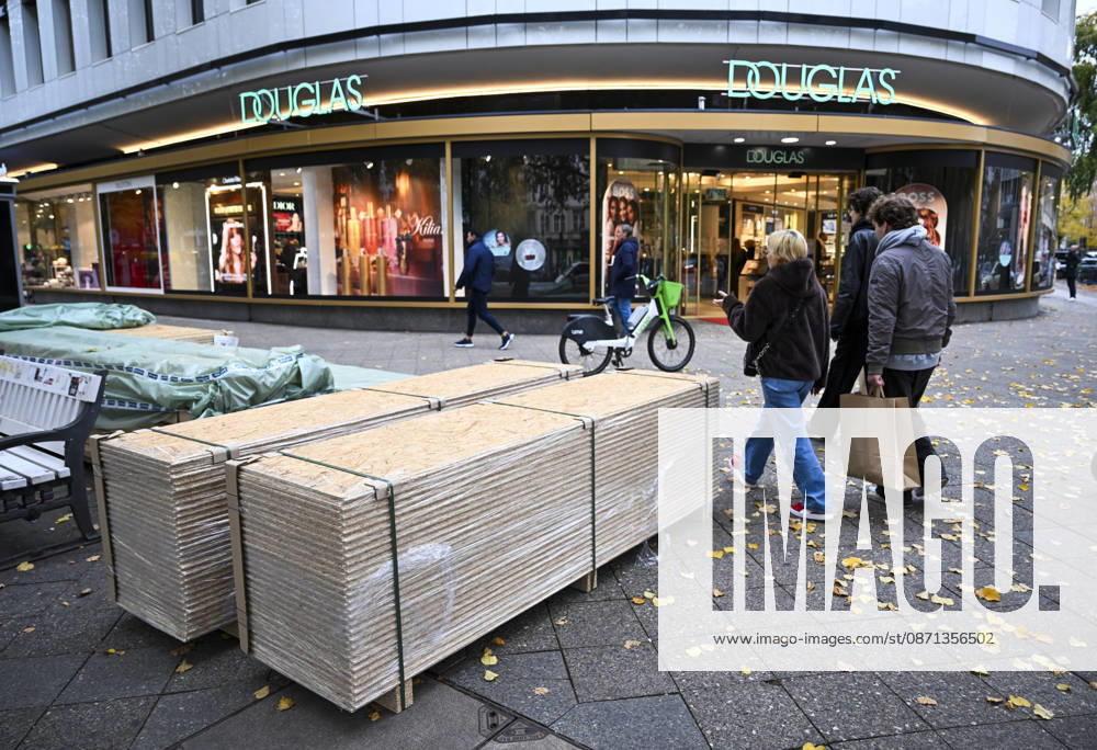 Stores in Berlin board Up windows ahead of nationwide youth protests??????? BERLIN, GERMANY - OCTOBER 30: Some shops take precautionary security measures ahead of youth demonstrations planned nationwide tomorrow by the initiative Gen Z regelt (Gen Z Takes Charge) in Berlin, Germany on October 30, 2026. Storefronts along the city s famous Kurfurstendamm shopping street are covered with wooden panels to prevent potential damage. Halil Sagirkaya Anadolu Berlin Germany. Editorial use only. Please get in touch for any other usage.
