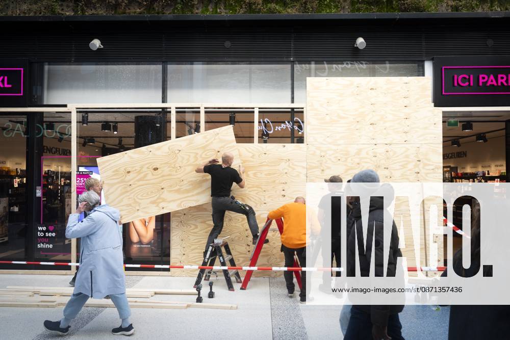 THE HAGUE - The window of Ici Paris XL is being boarded up as a precaution against potential riots and looting. Shared messages are circulating among young people calling for riots in several Dutch cities this coming weekend, under the name Generation Z Protest. JEROEN JUMELET ANP netherlands out - belgium out