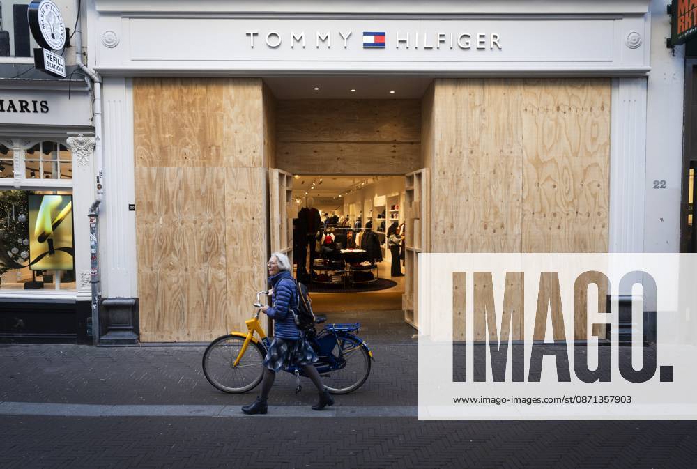 THE HAGUE - The Tommy Hilfiger shop window has been boarded up as a precaution against potential riots and looting. Shared messages are circulating among young people calling for riots in several Dutch cities this coming weekend, under the name Generation Z Protest. JEROEN JUMELET ANP netherlands out - belgium out
