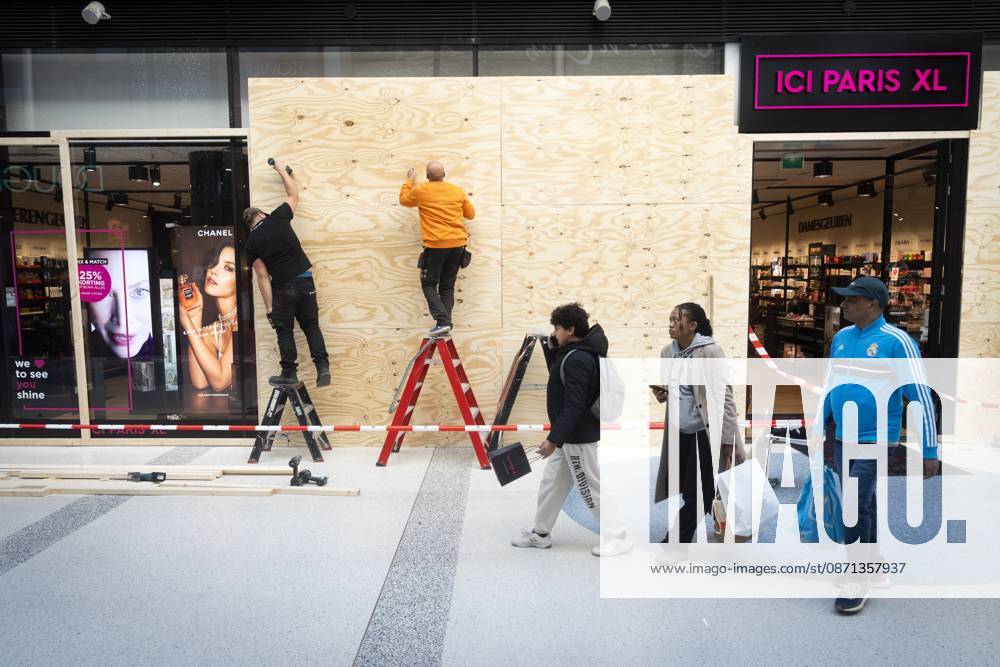 THE HAGUE - The window of Ici Paris XL is being boarded up as a precaution against potential riots and looting. Shared messages are circulating among young people calling for riots in several Dutch cities this coming weekend, under the name Generation Z Protest. JEROEN JUMELET ANP netherlands out - belgium out