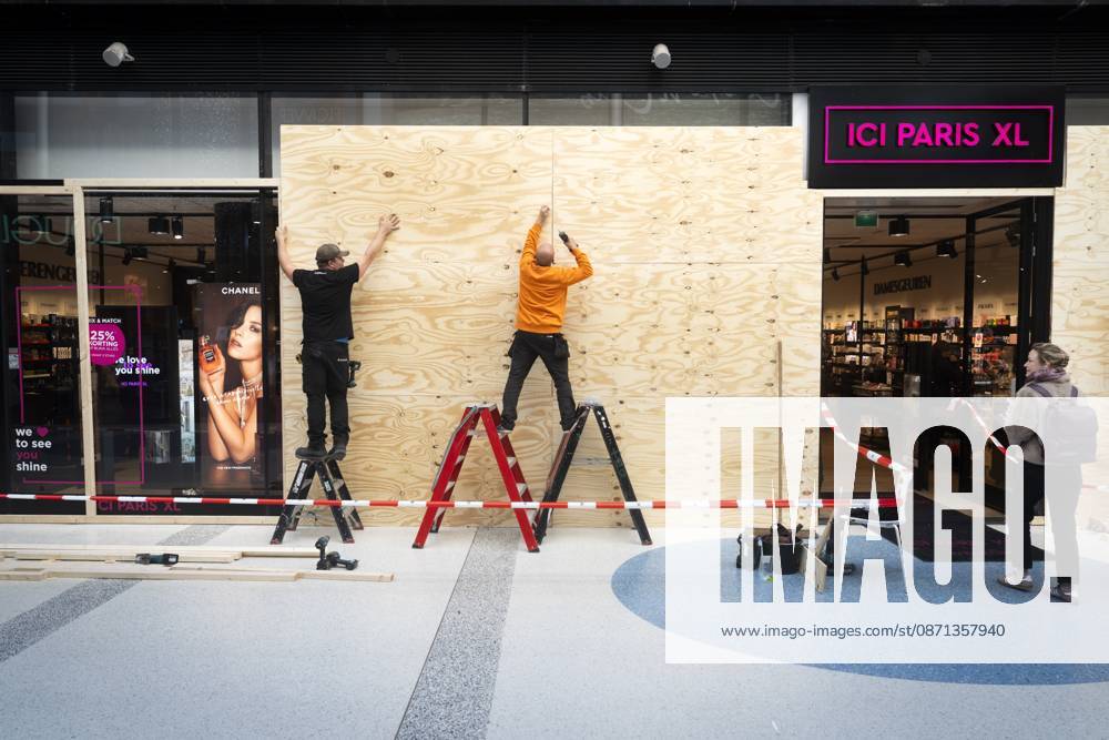 THE HAGUE - The window of Ici Paris XL is being boarded up as a precaution against potential riots and looting. Shared messages are circulating among young people calling for riots in several Dutch cities this coming weekend, under the name Generation Z Protest. JEROEN JUMELET ANP netherlands out - belgium out