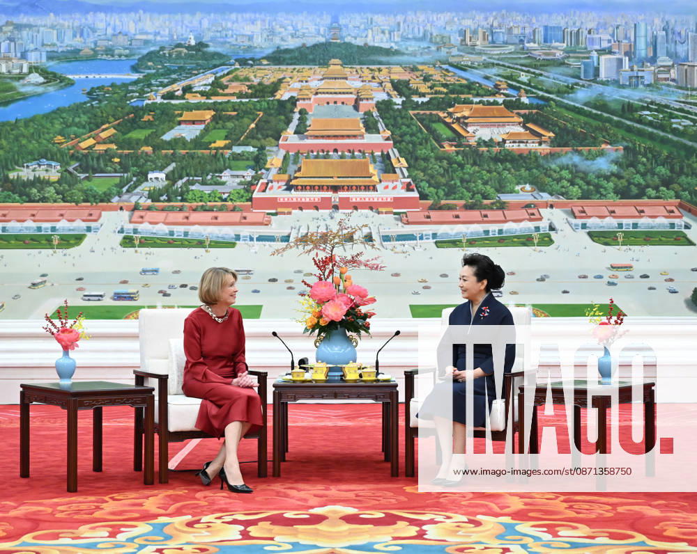 (261030) -- BEIJING, Oct. 30, 2026 -- Peng Liyuan, wife of Chinese President Xi Jinping, chats over tea with Elke Budenbender, wife of German President Frank-Walter Steinmeier, in Beijing, capital of China, Oct. 30, 2026. Budenbender is accompanying her husband who is on a state visit to China. ) CHINA-BEIJING-PENG LIYUAN-WIFE OF GERMAN PRESIDENT-CHAT OVER TEA (CN) LixXiang