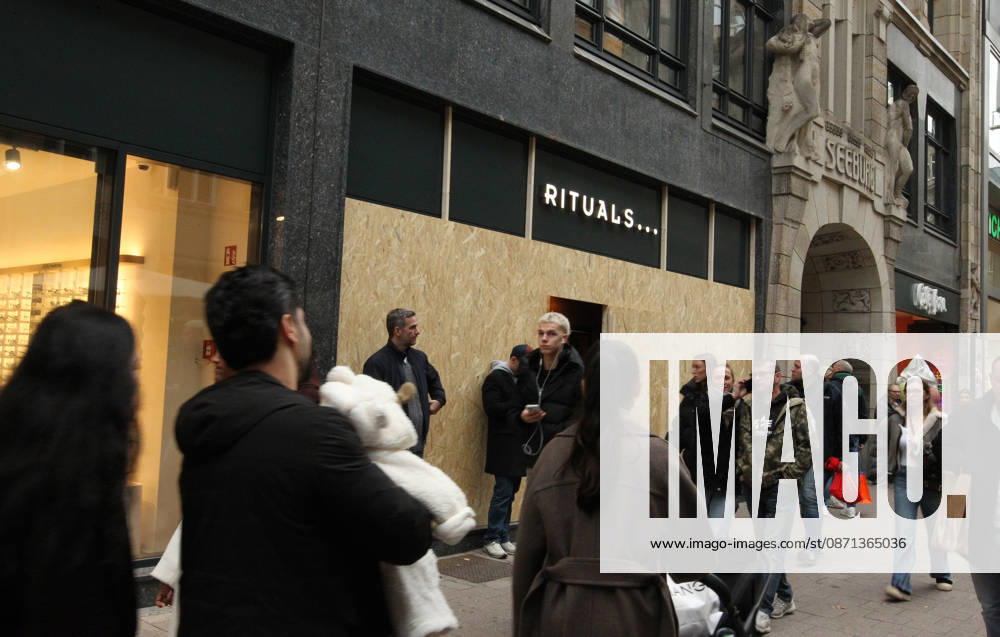 Rituals store on Spitalerstraße. The store s windows were barricaded with wooden panels out of fear of vandalism during Saturday s Gen Z demonstration in downtown Hamburg. Hamburg s Old Town