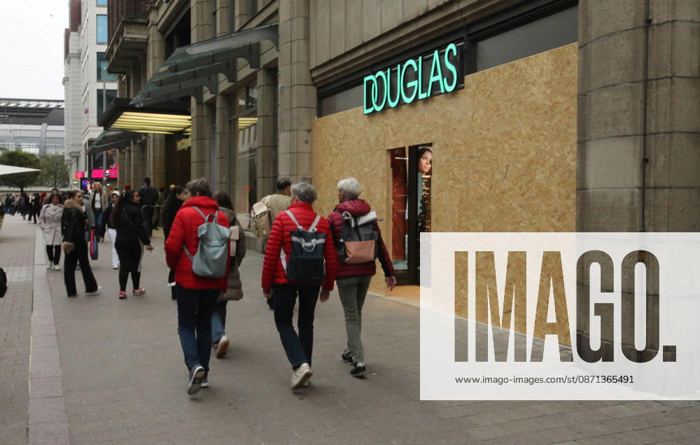 Douglas store on Spitalerstraße. The store s windows were barricaded with wooden panels out of fear of vandalism during Saturday s Gen Z demonstration in downtown Hamburg. Hamburg s Old Town