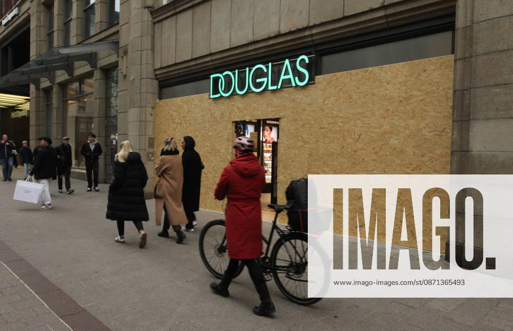 Douglas store on Spitalerstraße. The store s windows were barricaded with wooden panels out of fear of vandalism during Saturday s Gen Z demonstration in downtown Hamburg. Hamburg s Old Town