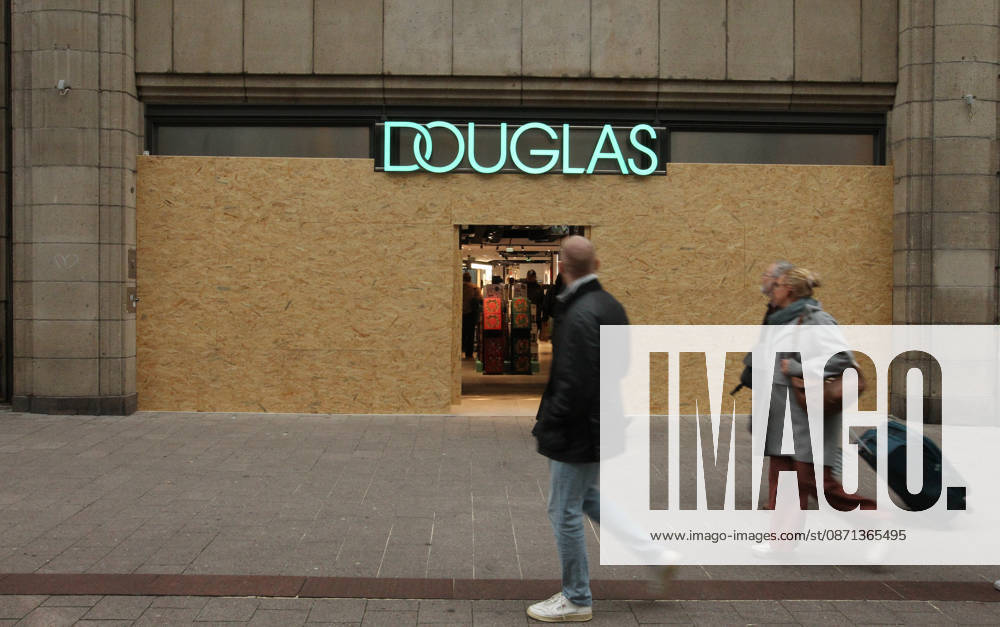 Douglas store on Spitalerstraße. The store s windows were barricaded with wooden panels out of fear of vandalism during Saturday s Gen Z demonstration in downtown Hamburg. Hamburg s Old Town