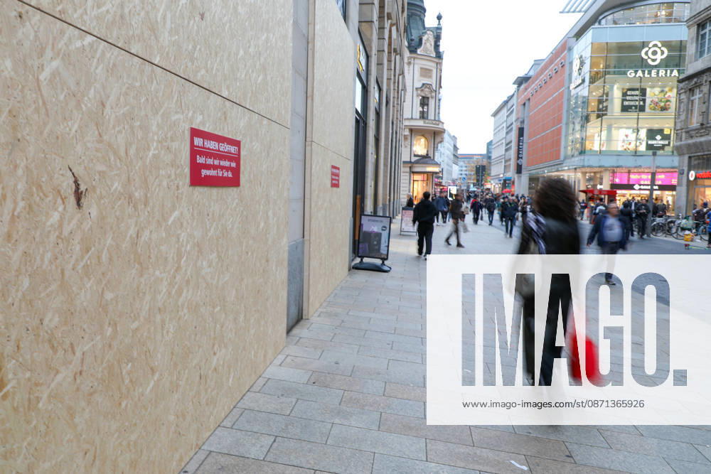 Leipzig - Angst vor Randale und Plünderungen bei Gen Z regel -Demo: Innenstadt-Geschäfte verbarrikadieren Schaufenster 30.10.2026 gegen 16.30 Uhr Leipzig, Innenstadt Einen Tag vor der angekündigten Gen Z regelt-Demonstration in Leipzig bereiten sich am Freitag mehrere Geschäfte in der Innenstadt auf mögliche Zwischenfälle vor. An verschiedenen Läden wurden Schaufenster und Eingangsbereiche großflächig mit Holz- beziehungsweise Pressspanplatten geschützt und teilweise vollständig verkleidet. Hintergrund war die für Samstag angekündigte Demonstration, die um 14 Uhr am Augustusplatz beginnen und nach einer Route um den Innenstadtring gegen 17 Uhr wieder dort enden soll. Die Organisatoren rechnen mit mehr als 2500 Menschen.