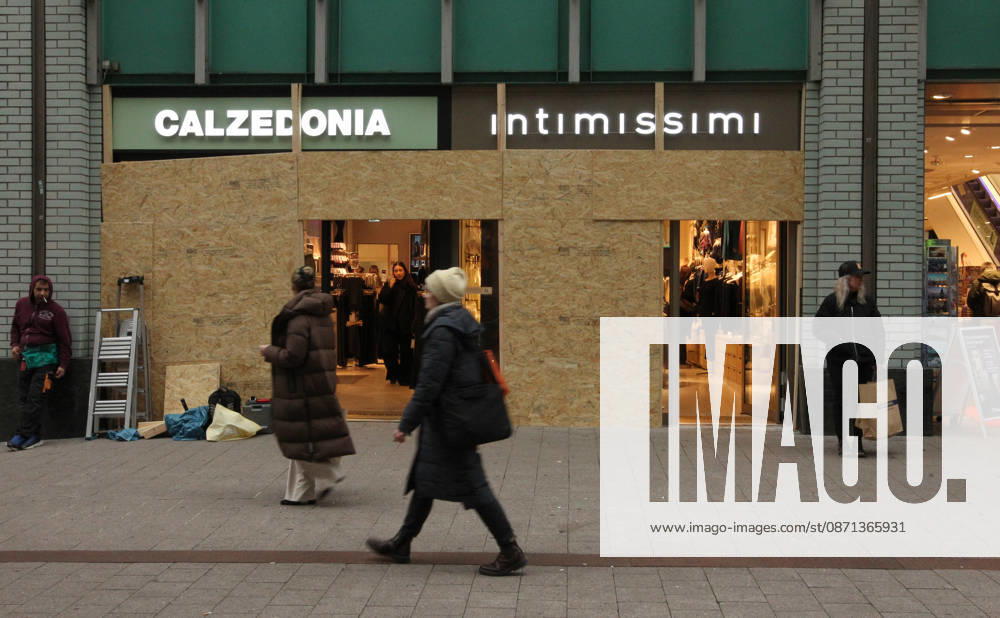 Calzedonia store on Spitalerstraße. The store s windows were barricaded with wooden panels out of fear of vandalism during Saturday s Gen Z demonstration in downtown Hamburg. Hamburg s Old Town