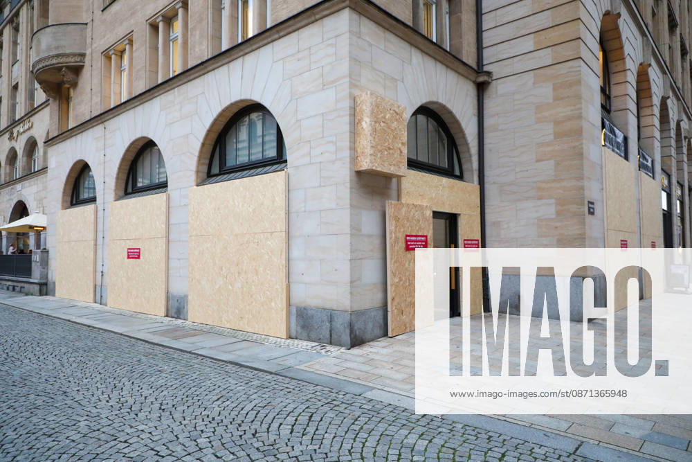 Leipzig - Angst vor Randale und Plünderungen bei Gen Z regel -Demo: Innenstadt-Geschäfte verbarrikadieren Schaufenster 30.10.2026 gegen 16.30 Uhr Leipzig, Innenstadt Einen Tag vor der angekündigten Gen Z regelt-Demonstration in Leipzig bereiten sich am Freitag mehrere Geschäfte in der Innenstadt auf mögliche Zwischenfälle vor. An verschiedenen Läden wurden Schaufenster und Eingangsbereiche großflächig mit Holz- beziehungsweise Pressspanplatten geschützt und teilweise vollständig verkleidet. Hintergrund war die für Samstag angekündigte Demonstration, die um 14 Uhr am Augustusplatz beginnen und nach einer Route um den Innenstadtring gegen 17 Uhr wieder dort enden soll. Die Organisatoren rechnen mit mehr als 2500 Menschen.
