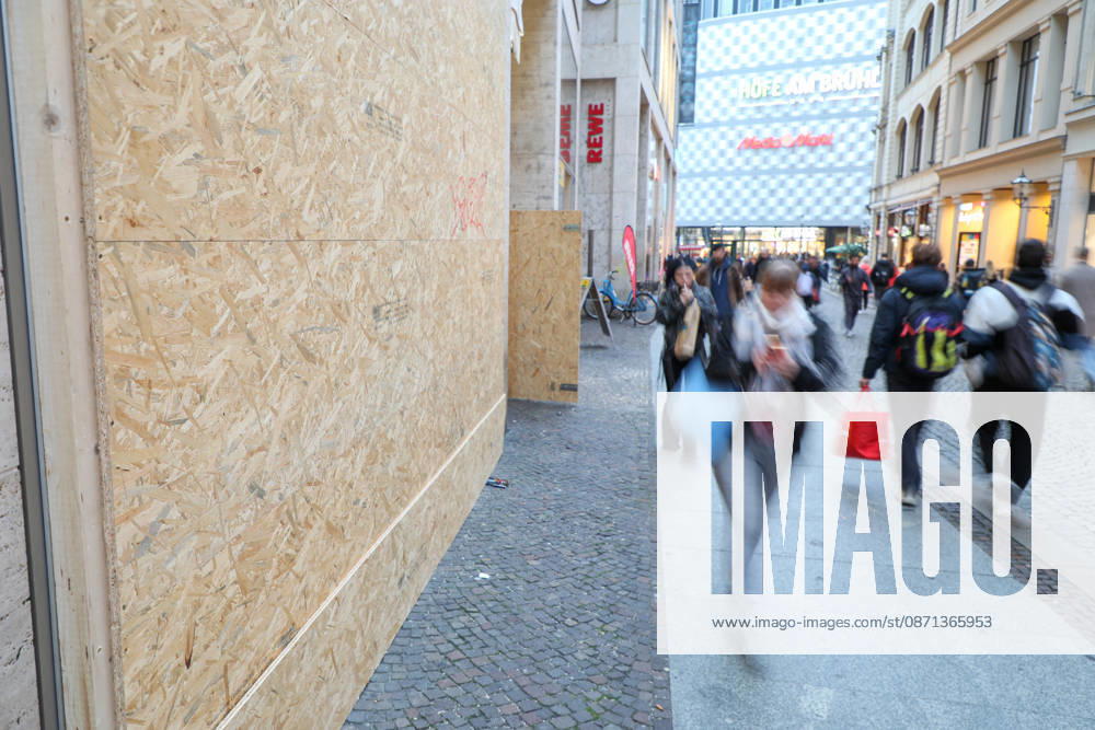 Leipzig - Angst vor Randale und Plünderungen bei Gen Z regel -Demo: Innenstadt-Geschäfte verbarrikadieren Schaufenster 30.10.2026 gegen 16.30 Uhr Leipzig, Innenstadt Einen Tag vor der angekündigten Gen Z regelt-Demonstration in Leipzig bereiten sich am Freitag mehrere Geschäfte in der Innenstadt auf mögliche Zwischenfälle vor. An verschiedenen Läden wurden Schaufenster und Eingangsbereiche großflächig mit Holz- beziehungsweise Pressspanplatten geschützt und teilweise vollständig verkleidet. Hintergrund war die für Samstag angekündigte Demonstration, die um 14 Uhr am Augustusplatz beginnen und nach einer Route um den Innenstadtring gegen 17 Uhr wieder dort enden soll. Die Organisatoren rechnen mit mehr als 2500 Menschen.