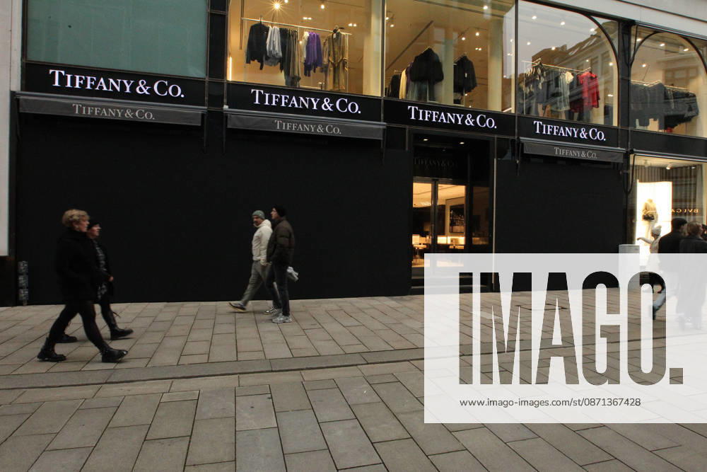 Tiffany & Co. store on Neuer Wall. The store s windows were barricaded with wooden panels out of fear of vandalism during Saturday s Gen Z demonstration in downtown Hamburg. Hamburg s Old Town