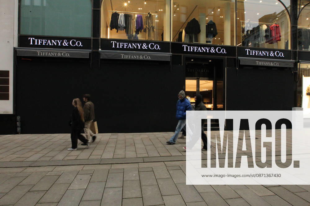 Tiffany & Co. store on Neuer Wall. The store s windows were barricaded with wooden panels out of fear of vandalism during Saturday s Gen Z demonstration in downtown Hamburg. Hamburg s Old Town