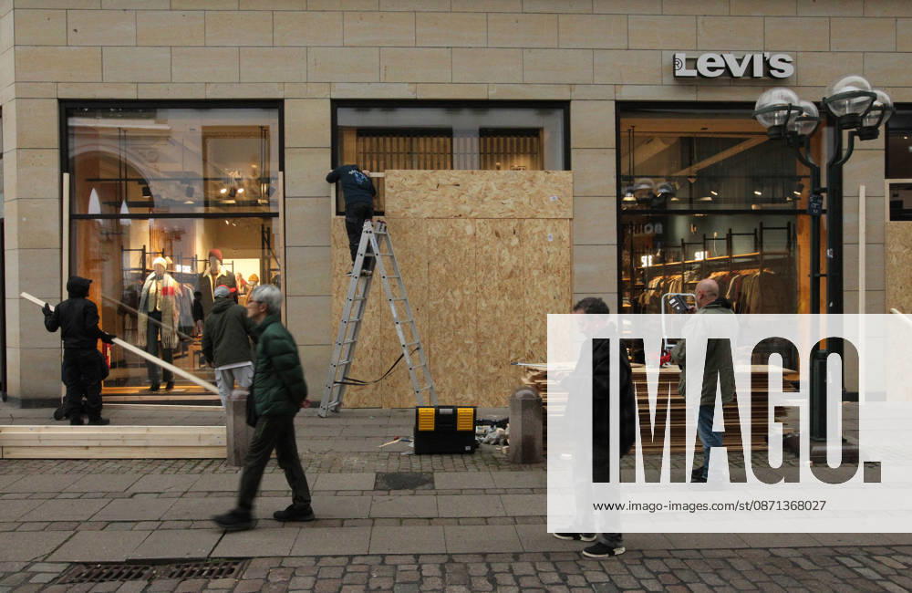 Levis store on Neuen Wall. The store s windows were barricaded with wooden panels out of fear of vandalism during the Gen Z demonstration on Saturday in downtown Hamburg. Hamburg s Old Town