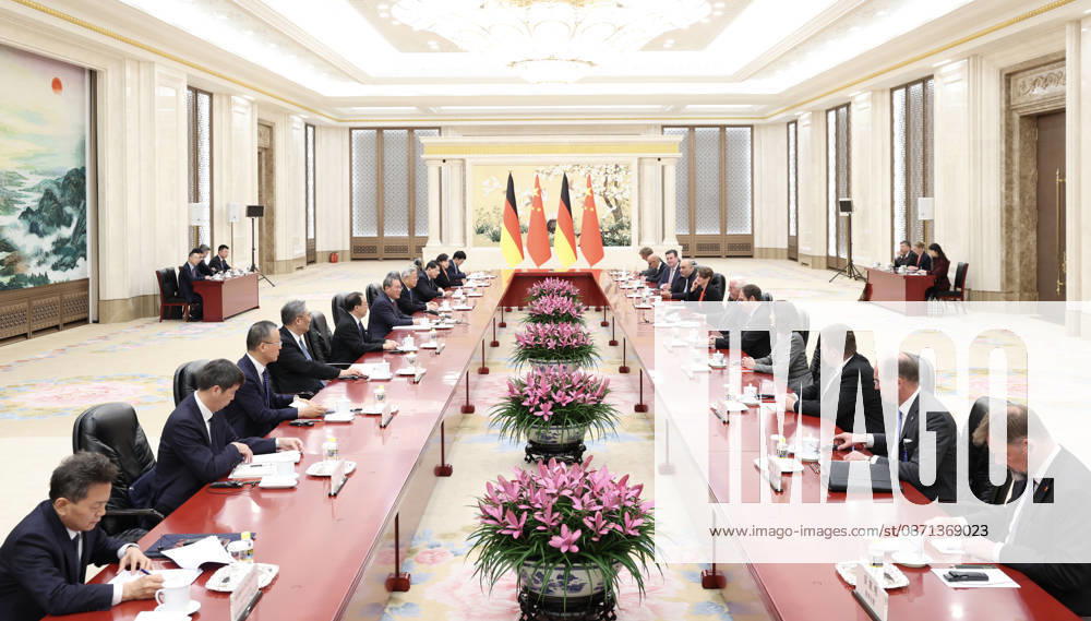 (261030) -- BEIJING, Oct. 30, 2026 -- Chinese Premier Li Qiang meets with German President Frank-Walter Steinmeier, who is on a state visit to China, at the Great Hall of the People in Beijing, capital of China, Oct. 30, 2026. ) CHINA-BEIJING-LI QIANG-GERMAN PRESIDENT-MEETING (CN) HuangxJingwen
