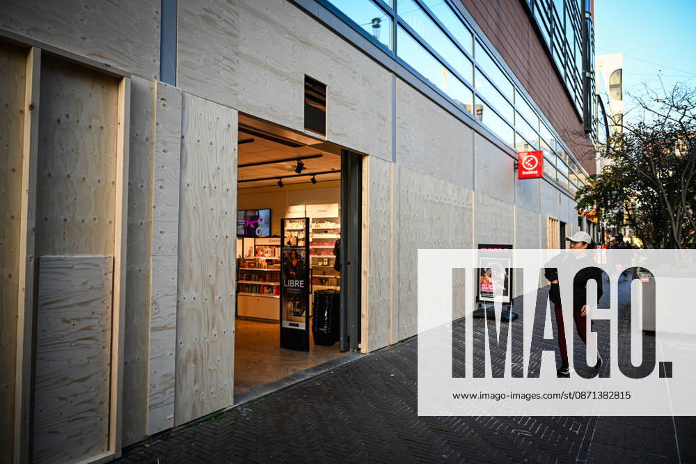 Shops take precautions ahead of possible protests in the Hague THE HAGUE, NETHERLANDS - OCTOBER 30: Shops in the city center board up their storefronts with wooden panels as a precaution over possible demonstrations and disturbances in several Dutch cities in the Hague, Netherlands on October 30, 2026. Mouneb Taim Anadolu The Hague Netherlands. Editorial use only. Please get in touch for any other usage.