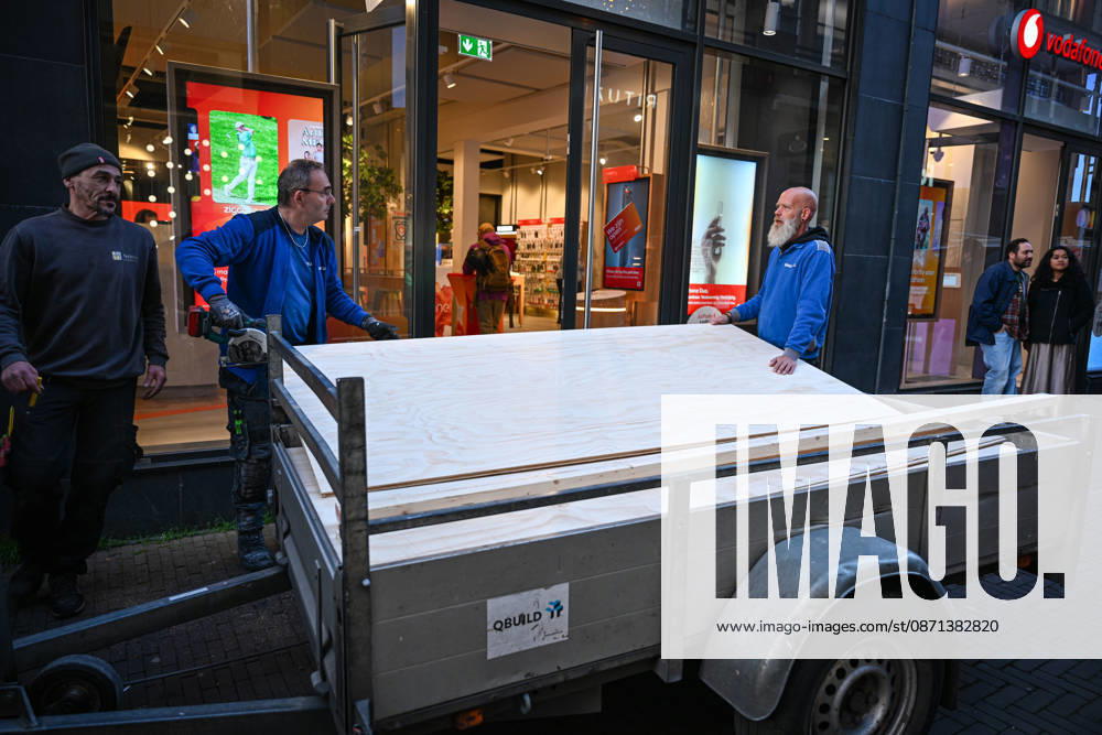Shops take precautions ahead of possible protests in the Hague THE HAGUE, NETHERLANDS - OCTOBER 30: Shops in the city center board up their storefronts with wooden panels as a precaution over possible demonstrations and disturbances in several Dutch cities in the Hague, Netherlands on October 30, 2026. Mouneb Taim Anadolu The Hague Netherlands. Editorial use only. Please get in touch for any other usage.