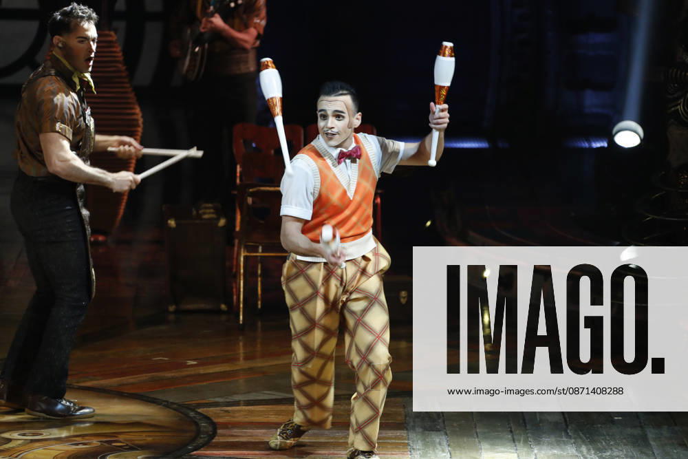 Artists and acrobats of Cirque du Soleil perform live on stage during the opening premiere of KURIOS - Cabinet of Curiosities (Gabinete de Curiosidades) under the iconic Big Top (Gran Carpa) at Escenario Puerta del Angel in Madrid, Spain, on Friday, October 30, 2026. Directed by Michel Laprise and celebrated as one of Cirque du Soleil s most acclaimed productions, the steampunk-inspired spectacle arrives in the Spanish capital following its successful engagement in Barcelona to conclude its Spanish tour. Set in a late 19th-century mechanical universe, the show follows an ambitious inventor known as The Seeker who unlocks a cabinet of curiosities, unleashing world-class contortionists - ZUMAo127 20261030_zep_o127_055
