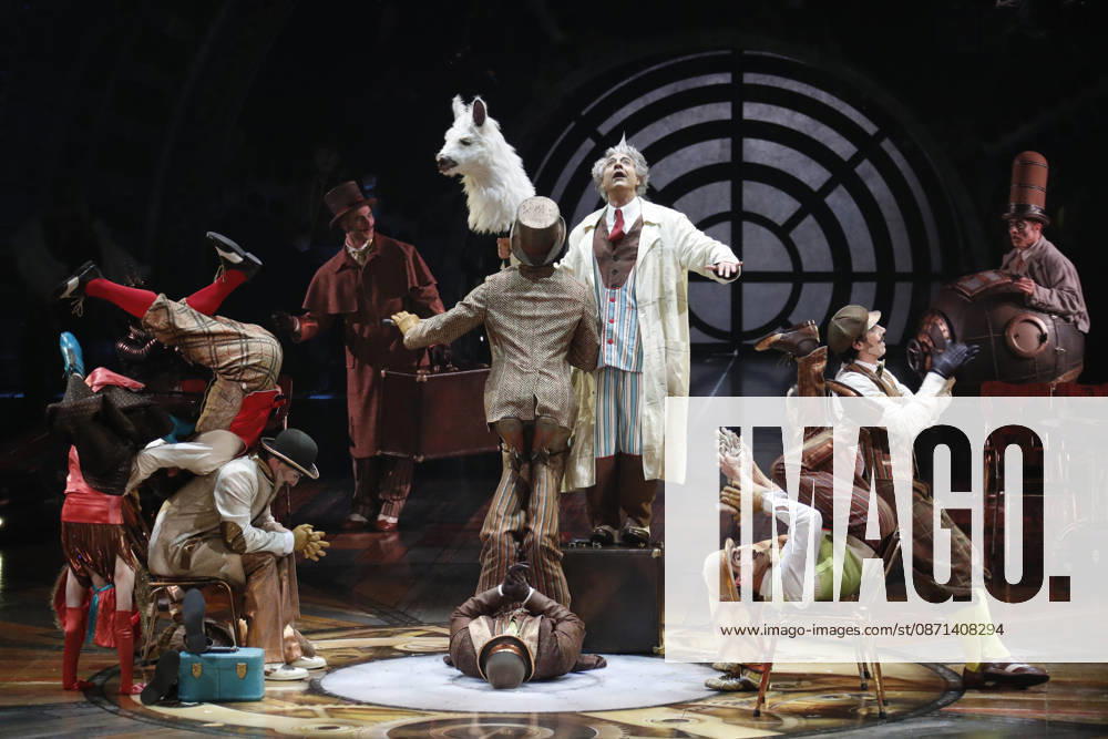 Artists and acrobats of Cirque du Soleil perform live on stage during the opening premiere of KURIOS - Cabinet of Curiosities (Gabinete de Curiosidades) under the iconic Big Top (Gran Carpa) at Escenario Puerta del Angel in Madrid, Spain, on Friday, October 30, 2026. Directed by Michel Laprise and celebrated as one of Cirque du Soleil s most acclaimed productions, the steampunk-inspired spectacle arrives in the Spanish capital following its successful engagement in Barcelona to conclude its Spanish tour. Set in a late 19th-century mechanical universe, the show follows an ambitious inventor known as The Seeker who unlocks a cabinet of curiosities, unleashing world-class contortionists - ZUMAo127 20261030_zep_o127_057