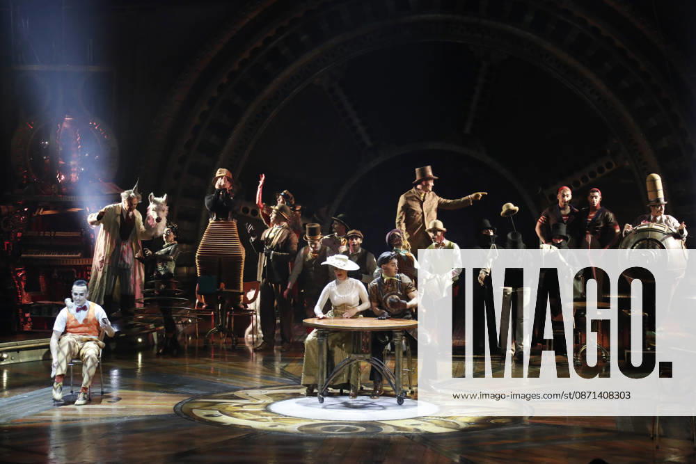 Artists and acrobats of Cirque du Soleil perform live on stage during the opening premiere of KURIOS - Cabinet of Curiosities (Gabinete de Curiosidades) under the iconic Big Top (Gran Carpa) at Escenario Puerta del Angel in Madrid, Spain, on Friday, October 30, 2026. Directed by Michel Laprise and celebrated as one of Cirque du Soleil s most acclaimed productions, the steampunk-inspired spectacle arrives in the Spanish capital following its successful engagement in Barcelona to conclude its Spanish tour. Set in a late 19th-century mechanical universe, the show follows an ambitious inventor known as The Seeker who unlocks a cabinet of curiosities, unleashing world-class contortionists - ZUMAo127 20261030_zep_o127_062