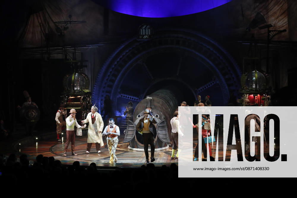 Artists and acrobats of Cirque du Soleil perform live on stage during the opening premiere of KURIOS - Cabinet of Curiosities (Gabinete de Curiosidades) under the iconic Big Top (Gran Carpa) at Escenario Puerta del Angel in Madrid, Spain, on Friday, October 30, 2026. Directed by Michel Laprise and celebrated as one of Cirque du Soleil s most acclaimed productions, the steampunk-inspired spectacle arrives in the Spanish capital following its successful engagement in Barcelona to conclude its Spanish tour. Set in a late 19th-century mechanical universe, the show follows an ambitious inventor known as The Seeker who unlocks a cabinet of curiosities, unleashing world-class contortionists - ZUMAo127 20261030_zep_o127_075