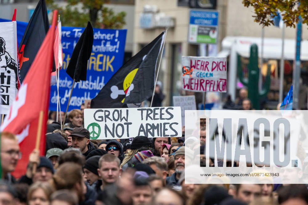 Gen Z Takes Charge: Hundreds March Through Nuremberg’s Old Town and Südstadt, October 31, 2026 Thousands of participants in the Gen Z Takes Charge initiative march through Nuremberg carrying flags and posters. They are demanding more funding for education and healthcare, greater climate protection, and affordable living, and they oppose mandatory military service and 20261031-1V9A3918-M4000