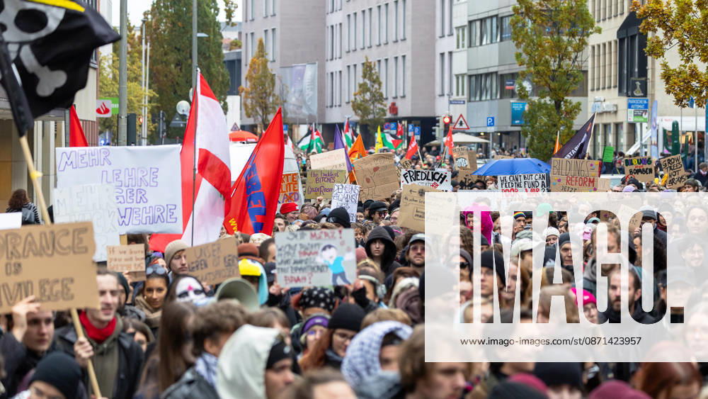 Gen Z Regelt: Hundreds March Through the Old Town and Südstadt, Nuremberg, October 31, 2026 Thousands of participants march through the city center carrying banners and flags, in response to a nationwide call to action by the Gen Z Regelt initiative. The initiative is calling for more funding for education and healthcare, mo 20261031-1V9A3939-M4000