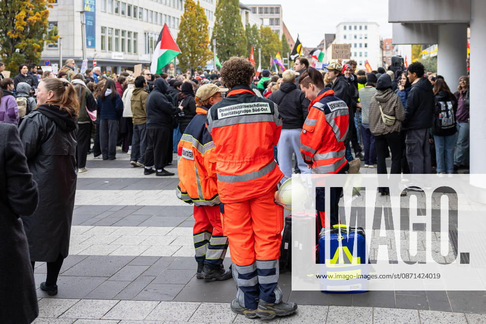 Gen Z Organizes: Hundreds March Through the Old Town and Südstadt, Nuremberg, October 31, 2026: At the rally organized by the Gen Z Initiative, emergency medical services personnel are managing the crowd of demonstrators. The initiative is calling for action nationwide and demanding more funding for educatio 20261031-286A1950-M4000