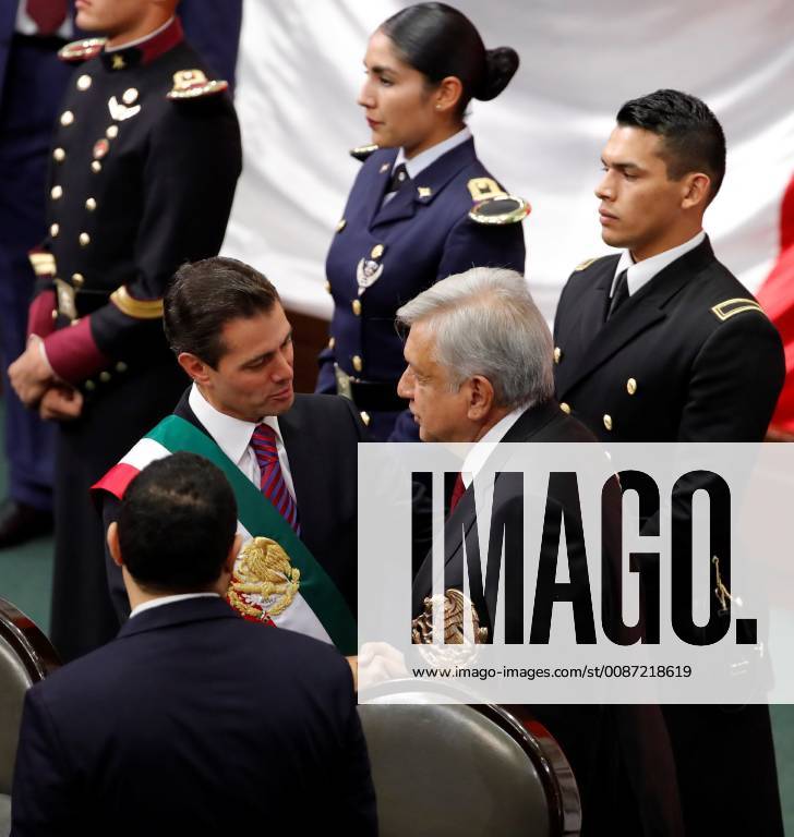 Mexiko Stadt, Amtseinführung Andres Manuel Lopez Obrador The new President of Mexico, Andres Manuel Lopez Obrador (R) talks to outgoing president Enrique Pena Nieto (L), during his investiture ceremony, in Mexico City, Mexico, 01 December 2018. Investiture of Mexican President-elect Andres Manuel Lopez Obrador in Mexico City !ACHTUNG: NUR REDAKTIONELLE NUTZUNG!
