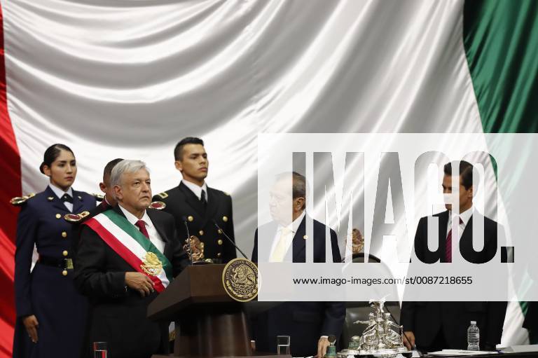 Mexiko Stadt, Amtseinführung Andres Manuel Lopez Obrador The new President of Mexico, Andres Manuel Lopez Obrador (2L) takes oath next to deputy Porfirio Munoz Ledo (C) and outgoing president Enrique Pena Nieto (R) during his investiture ceremony, in Mexico City, Mexico, 01 December 2018. Investiture of Mexican President-elect Andres Manuel Lopez Obrador in Mexico City !ACHTUNG: NUR REDAKTIONELLE NUTZUNG!