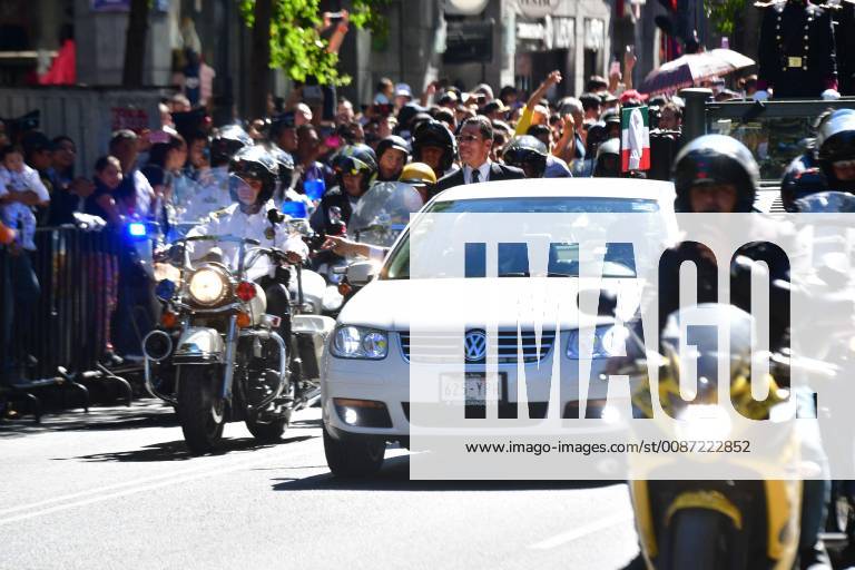 EUM20181201NAC55.JPG .CIUDAD DE MEXICO. InvestitureInvestidura-AMLO.- 1 de diciembre de 2018. Aspectos del recorrido del presidente Andres Manuel Lopez Obrador del Palacio Legislativo de San Lazaro, en donde toma protesta como Presidente de Mexico, hacia Palacio Nacional. En el trayecto lo acompanan policias y militares; mientras que la gente lo saluda a su paso. Foto: Agencia EL UNIVERSALHugo GarciaEELG - ZUMAu78_ 20181201_zaf_u78_063