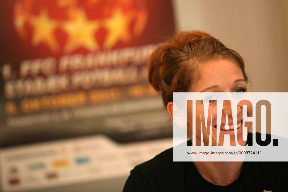 Frauenfußball, Pressekonferenz des 1. FFC Frankfurt zum Rückspiel der UEFA Women s Champions League gegen Stabaek Fotball (Norwegen). Spielerin Lise Klaveness (Stabaek Fotball).