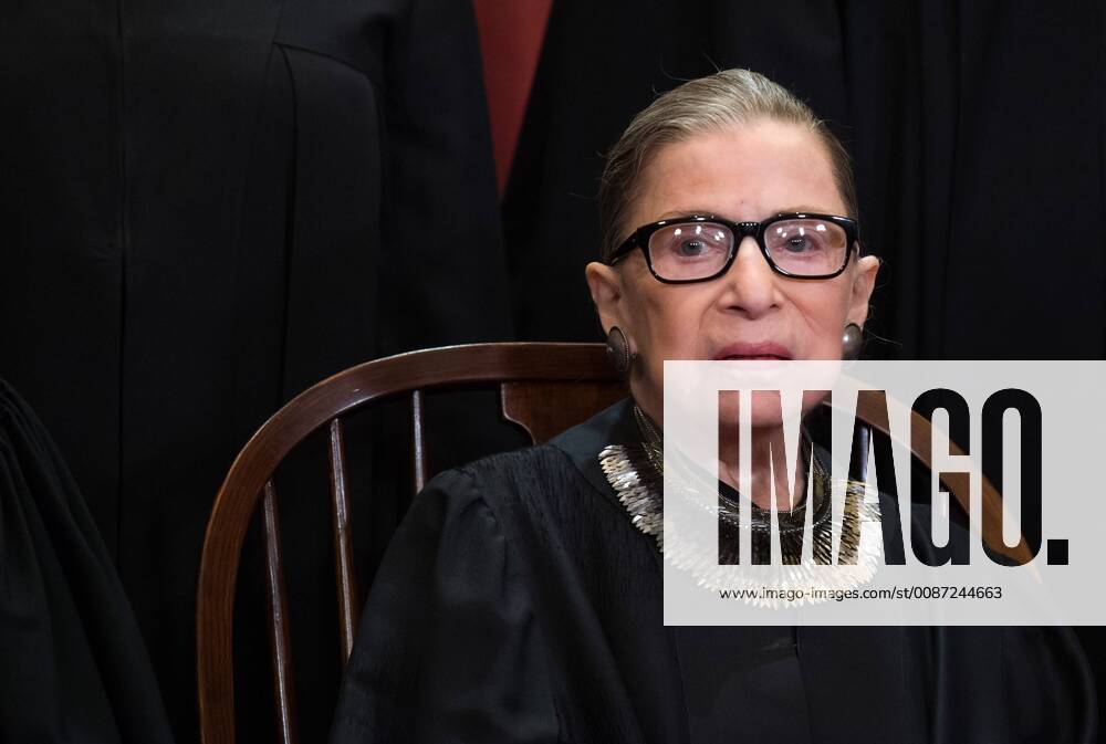 IMAGO ICONS: Ruth Bader Ginsburg Berühmte Feministinnen, Ruth Bader Ginsburg La cour supreme Americaine. Associate Justice of the Supreme Court Ruth Bader Ginsburg poses during the official Supreme Court group portrait at the Supreme Court on November 30, 2018 in Washington, D.C. Photo Credit: Kevin Dietsch CNP AdMedia 232954 2018-11-30 District of Columbia Washington Etats-Unis