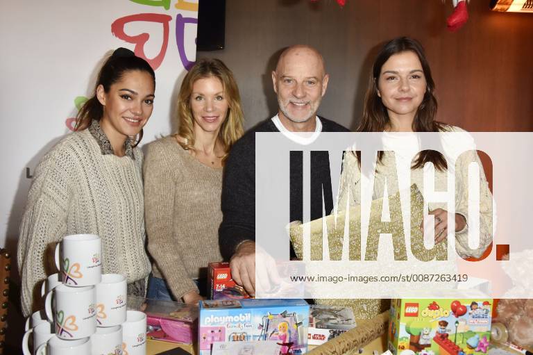 Nilam Farooq Nina Gnädig Simon Licht and Susan Hoecke wrapping gifts for children at home as part of a Laughing Hearts Charity Christmas campaign in the restaurant tent Gemütlich of the Grand Hyatt Hotel at the Christmas Market at Gendarmenmarkt Berlin 03 12 2018 Foto:xN.xKubelkax xFuturexImage