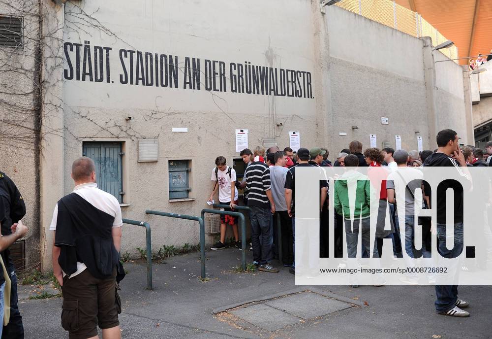 Andrang der Fans an den Kassen beim Münchner Derby TSV 1860 München II vs. FC Bayern München II am Grünwalder Stadion FUSSBALL Regionalliga Süd SAISON 2011 2012 MODELxRELEASExx o0 Fan Publikum Interesse Zuschauerinteresse Sportstätte Stadion Totale GER Grünwalder Straße