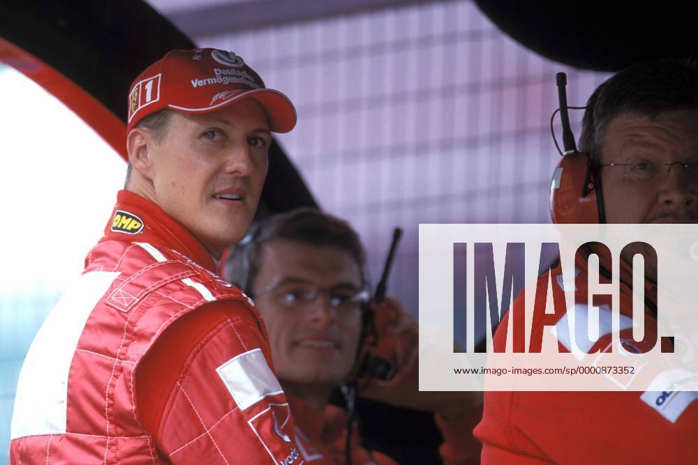 Michael Schumacher (li., Deutschland) und Technikdirektor Ross Brawn (re., England beide Ferrari) schauen sich um Motorsport Grand Prix Herren Großer Preis von Großbritannien 2003, Formel 1 Weltmeisterschaft, F1, F, GP, WM Gruppe Silverstone