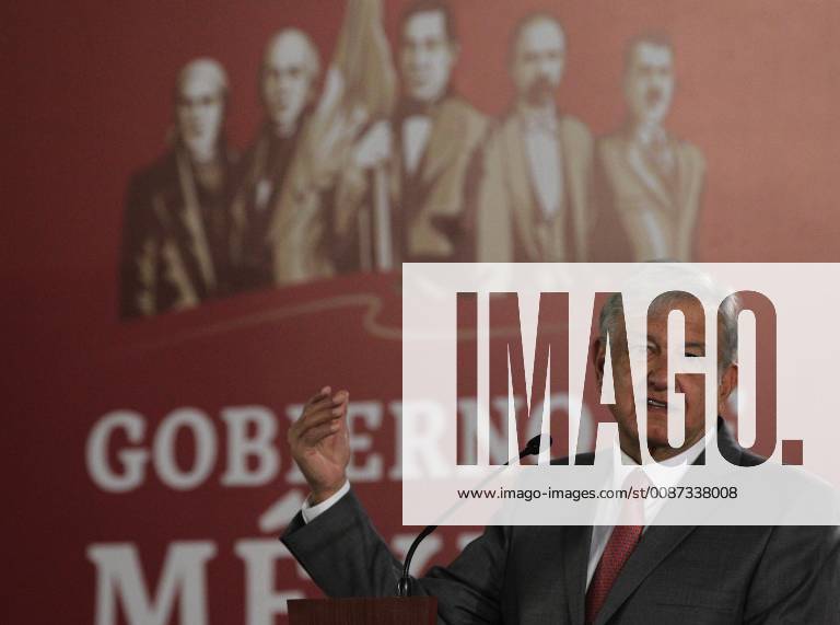 Mexiko, Andres Manuel Lopez Obrador Pressekonferenz The President of Mexico Andres Manuel Lopez Obrador offers a press conference at the Treasury Hall of the National Palace, in Mexico City, Mexico, 06 December 2018. Obrador will send to the Senate today a shortlist of possible ministers, two women and one man, who can replace Justice Jose Ramon Cossio, who finished his term in the Supreme Court. Lopez Obrador sent a terna to the Senate to select a Supreme Court member !ACHTUNG: NUR REDAKTIONELLE NUTZUNG!